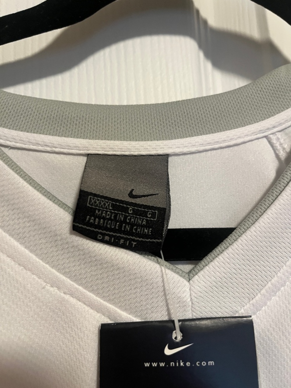 Nike White Short-Sleeve Athletic V-Neck Shirt with Gray Panels. Size XXXXL - Picture 4 of 8